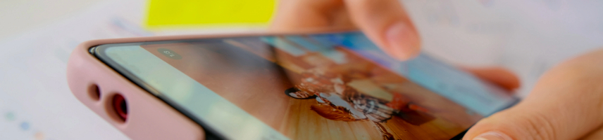 Persona gestionando redes sociales desde una oficina en Vigo con gráficos de crecimiento y publicaciones en pantalla.